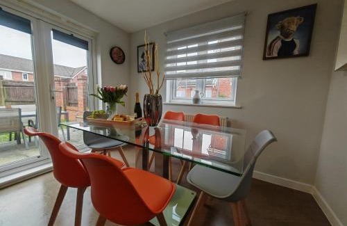 Eastleigh House | Lakeside: Argosy 3bed house 2bath parking M27 J5 Southampton Airport sleeps 6