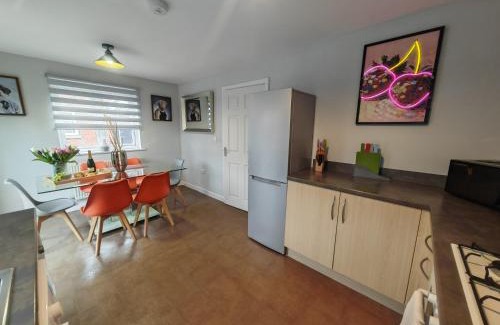 Eastleigh House | Lakeside: Argosy 3bed house 2bath parking M27 J5 Southampton Airport sleeps 6