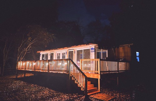 Burlington Cottage | Lakeside Artist Retreat minutes from Elon U, Gboro & RDU! Pvt beach, deck & more