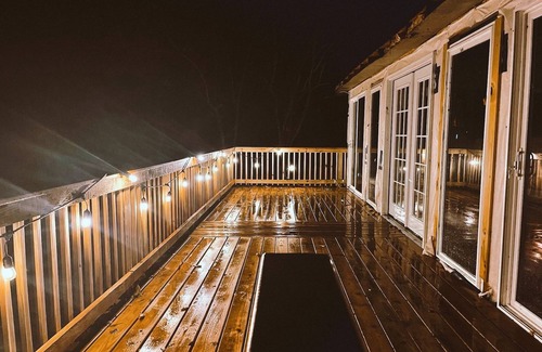 Burlington Cottage | Lakeside Artist Retreat minutes from Elon U, Gboro & RDU! Pvt beach, deck & more