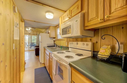Leesville House | Lakeside at the Cabin | Waterfront | Sleeps 4