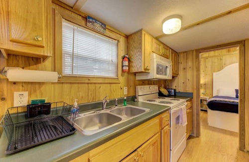 Leesville House | Lakeside at the Cabin | Waterfront | Sleeps 4