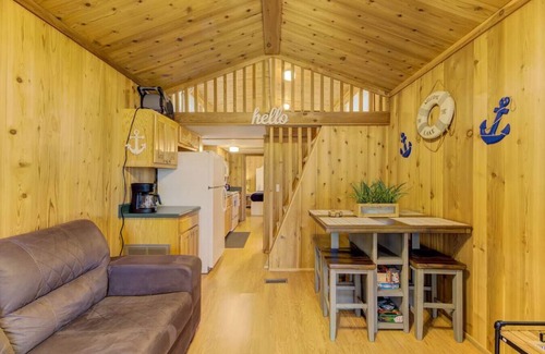 Leesville House | Lakeside at the Cabin | Waterfront | Sleeps 4