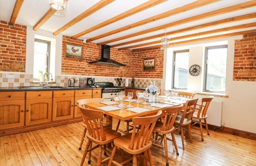 Felmingham Cottage | LAKESIDE BARN, family friendly, country holiday cottage in Aylsham