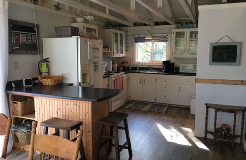 Morell Cottage | Lakeside Beach Cottage "Salty Shores" Lic #2031037