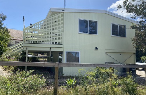 Goon Nure House | Lakeside Beach House - Child & Dog Friendly