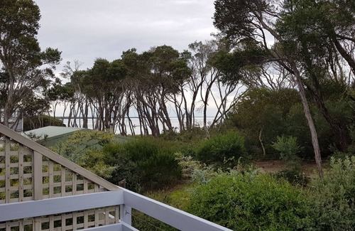 Goon Nure House | Lakeside Beach House - Child & Dog Friendly