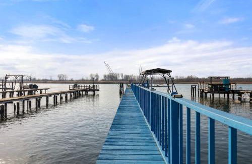 Pearl Beach Apartment | Lakeside Bliss 2BR, 1BA with All Modern Comforts