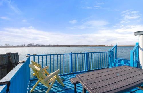 Pearl Beach Apartment | Lakeside Bliss 2BR, 1BA with All Modern Comforts