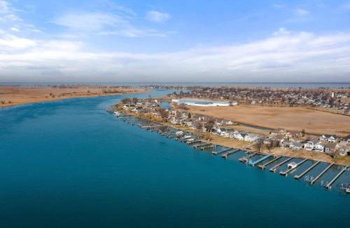 Pearl Beach Apartment | Lakeside Bliss 2BR, 1BA with All Modern Comforts