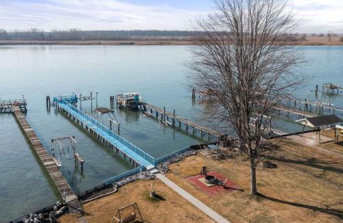 Pearl Beach Apartment | Lakeside Bliss 2BR, 1BA with All Modern Comforts