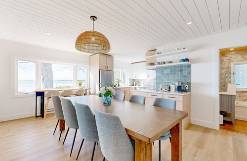 Innisfil Cottage | Lakeside Bliss: Charming Retreat with Spectacular Views & Waterfront Location