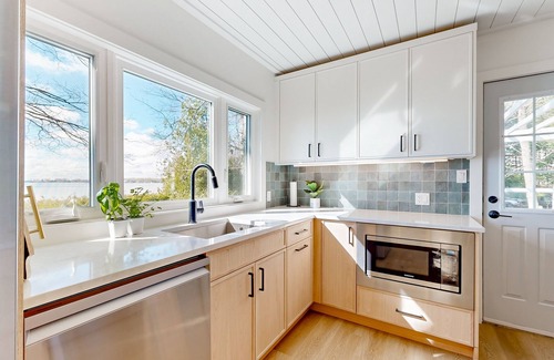 Innisfil Cottage | Lakeside Bliss: Charming Retreat with Spectacular Views & Waterfront Location