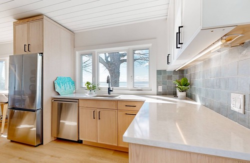 Innisfil Cottage | Lakeside Bliss: Charming Retreat with Spectacular Views & Waterfront Location