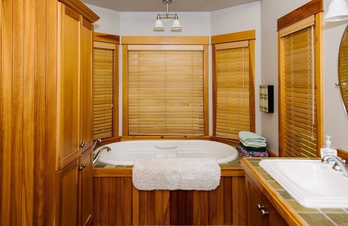 Haliburton Cottage | Lakeside Bliss: Sunswept Lake House - Your Private Oasis with Lakeside Bunkie