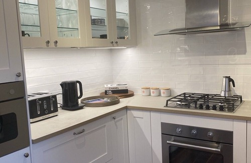Coomba Park House | Lakeside Boathouse - Stylish 2 bedroom 2 bathroom Lakeside Cottage sleeps 6