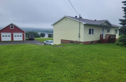 Cambridge-Narrows House | Lakeside bungalow retreat in Cambridge Narrows, NB