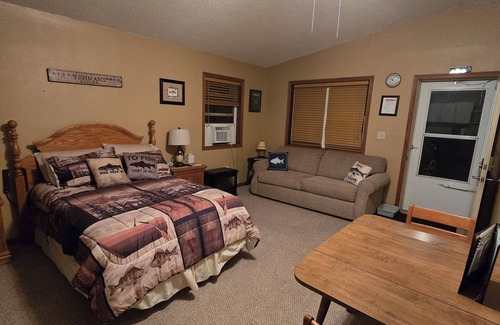 Manchester Resort | Lakeside Cabin 1: Perfect Retreat at Enriched Cabins & Resort on Lake Delhi