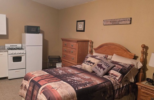Manchester Resort | Lakeside Cabin 1: Perfect Retreat at Enriched Cabins & Resort on Lake Delhi