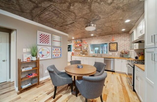 Vinita House | Lakeside Cabin at Check-In Bay