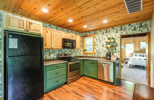 Sandyville Cabin | Lakeside Cabin | Fish Swim Kayak