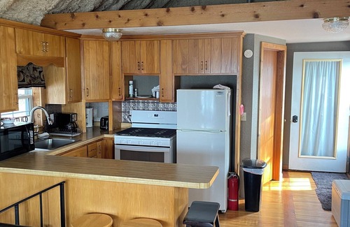 Avon House | Lakeside Cabin Hideaway