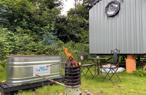 Horns Cross Cabin | Lakeside Cabin, Hot Tub and Fishery