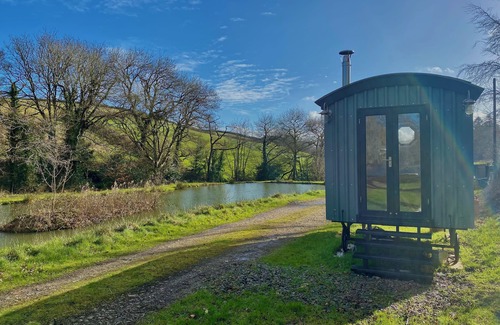 Horns Cross Cabin | Lakeside Cabin, Hot Tub and Fishery