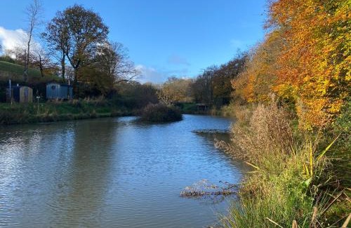 Horns Cross House | Lakeside Cabin Hot Tub and Fishery