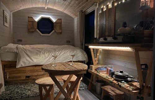 Horns Cross House | Lakeside Cabin Hot Tub and Fishery