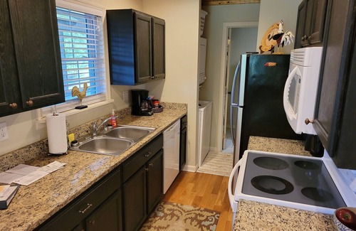 Brookport House | Lakeside Cabin in Southern Illinois with Hot Tub!