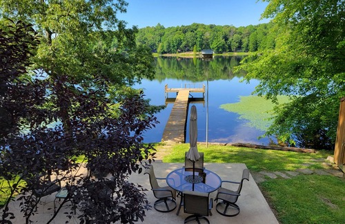 Brookport House | Lakeside Cabin in Southern Illinois with Hot Tub!