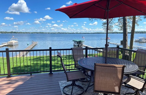 Forest Lake Cabin | LAKESIDE CABIN RETREAT on Forest Lake. The golden coast. 5 min walk downtown.