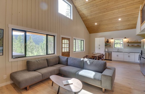 Lakeside Cabin | Lakeside Cabin w/Hot Tub: 3 Mi to Flathead Lake!
