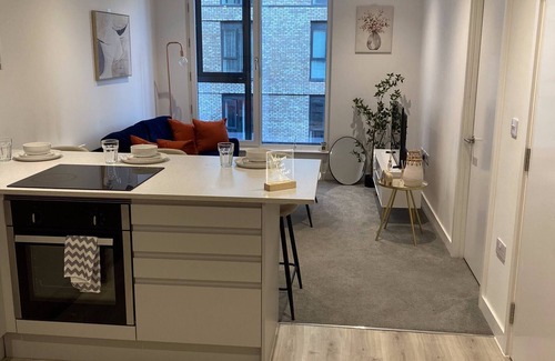 Trafford Apartment | Lakeside - Central Apartment - Free Parking - Cinema Room