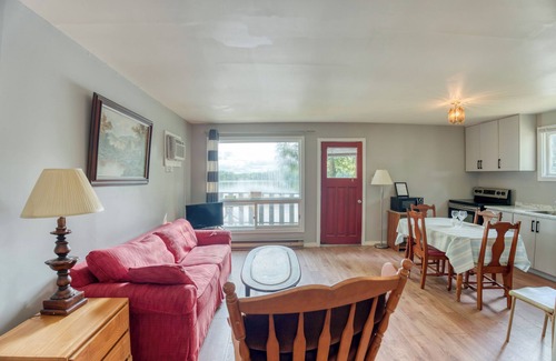 Frontenac Cabin | Lakeside Charm: Cozy 2-Bed Retreat with Forest Views