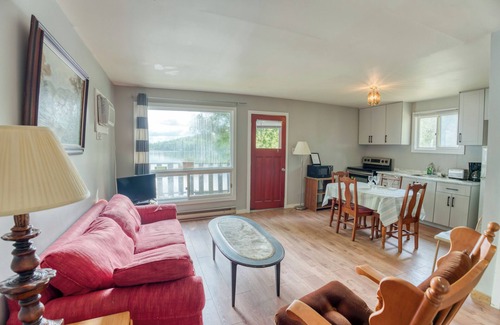 Frontenac Cabin | Lakeside Charm: Cozy 2-Bed Retreat with Forest Views