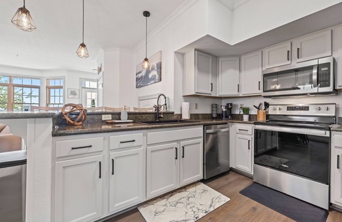 Sheboygan Condo | Lakeside Condo - 2BR, Lake Michigan Views & Massage Chair