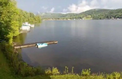 Saint-Hermenegilde Cottage | Lakeside cottage in Eastern Townships