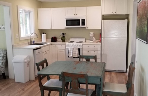 Frankfort Cottage | Lakeside Cottage #4, Waterfront , AC, Newly Remodeled, 8 Kayaks, 4 SUP, Rowboats