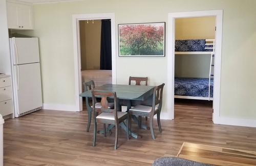 Frankfort Cottage | Lakeside Cottage #4, Waterfront , AC, Newly Remodeled, 8 Kayaks, 4 SUP, Rowboats