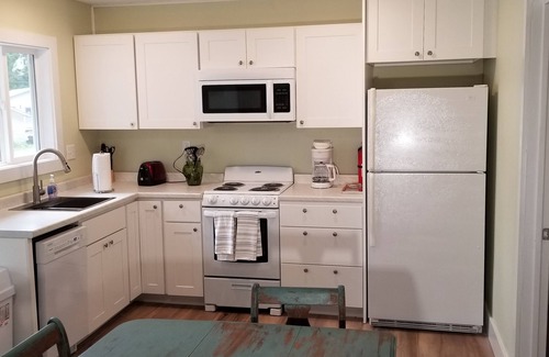 Frankfort Cottage | Lakeside Cottage #4, Waterfront , AC, Newly Remodeled, 8 Kayaks, 4 SUP, Rowboats