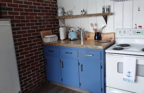 Liberty House | Lakeside cottage, beautiful views, private >> September dates now available!