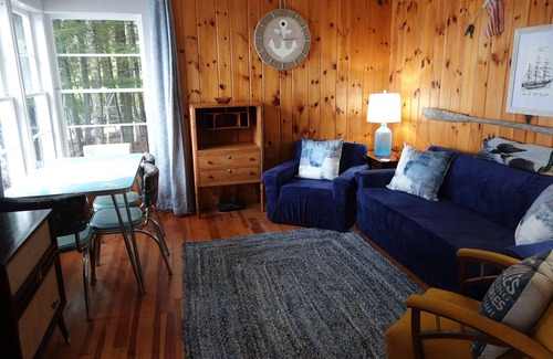 Liberty House | Lakeside cottage, beautiful views, private >> September dates now available!