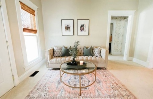 Burnside House | Lakeside Cottage- boat Parking! Walking distance to Marina!