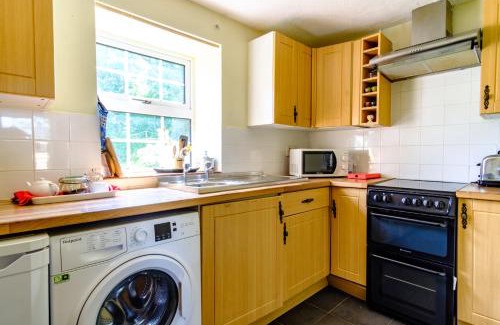 Llanpumsaint House | Lakeside Cottage