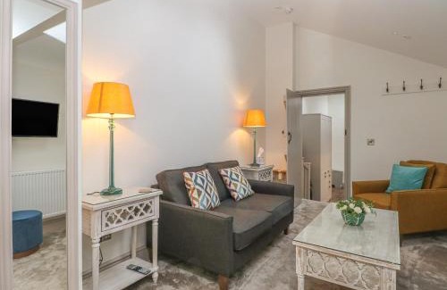 Macclesfield House | Lakeside Cottage