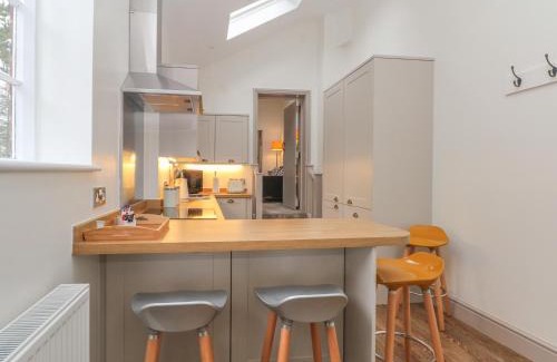 Macclesfield House | Lakeside Cottage
