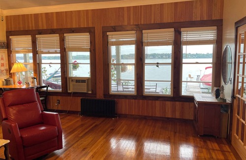 Sennett House | Lakeside Cottage in Historic Seneca Falls