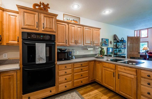 Sapphire House | Lakeside Cottage, on Whisper Lake with Gorgeous Lake & Mountain Views.